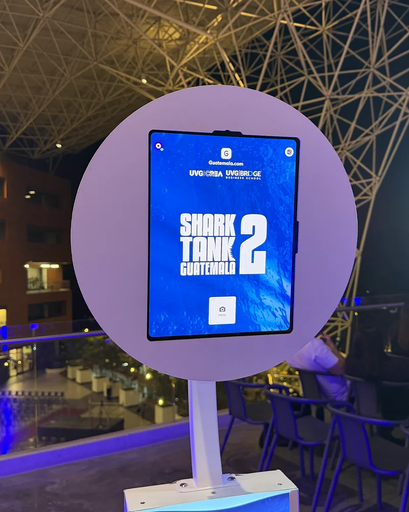 Pantalla de photobooth con diseño personalizado del evento